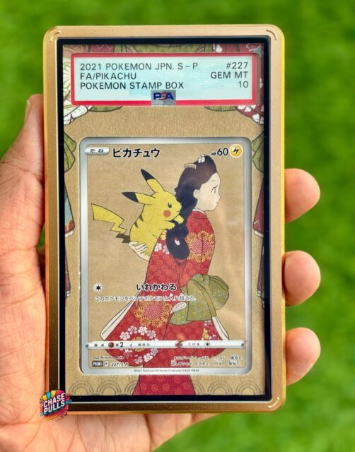 Inspired by the legendary Edo-period ukiyo-e artwork Beauty Looking Back by Hishikawa Moronobu, created around c.1690, this card blends classic Japanese art with Pokémon in the most elegant way ✨
The kimono detailing, vintage composition, and Pikachu’s placement make it feel like a true cultural crossover 🇯🇵⚡
One of the most beautiful Japanese exclusives ever made.
Forever a PC grail 🖼️✨